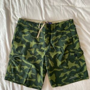 Patagonia men’s Wavefarer-style Hybrid Cargo Shorts in Camo, size 32